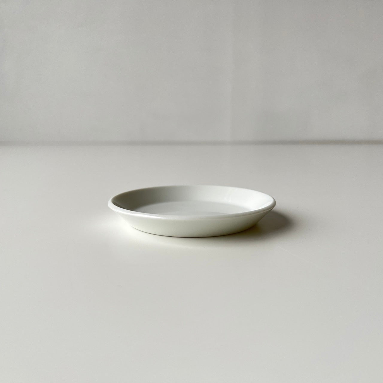 1616 / arita japan Ichiroku Ichiroku Arita TY Round Plate Round Plate White Tableware Designed by Teruhiro Yanagihara Momota Touen Porcelain Stylish Plate