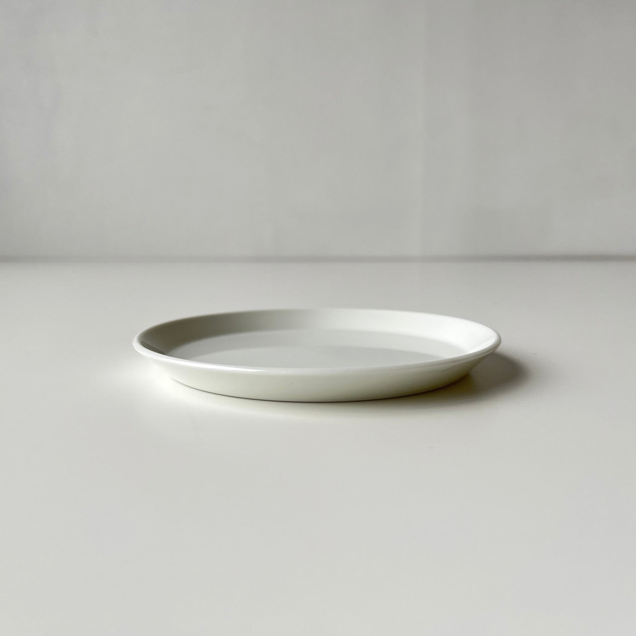 1616 / arita japan Ichiroku Ichiroku Arita TY Round Plate Round Plate White Tableware Designed by Teruhiro Yanagihara Momota Touen Porcelain Stylish Plate