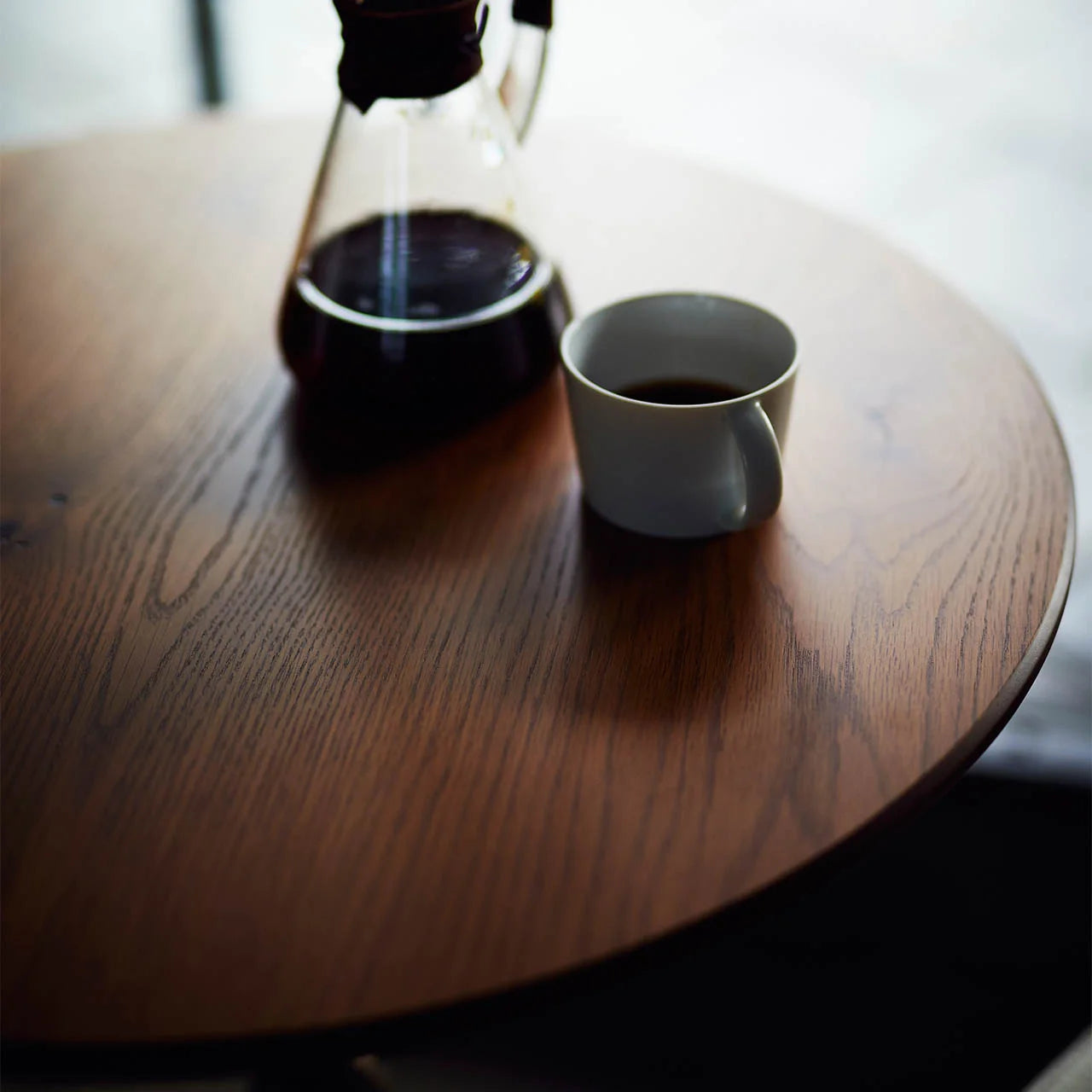 Cafe table, diameter 60, height 70, oak grain veneer (with knots), AB, steel, dining table, for one person, for two people, coffee table, living room table, wooden, natural, Nordic, legs, single leg, table top, cafe style