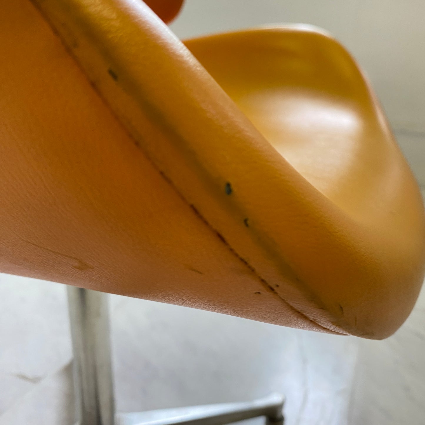 剣持勇 ヴィンテージ 天童木工 カブトチェア ロビーチェア オレンジ 合皮 希少 USED